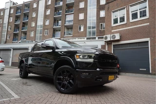 Hoofdafbeelding Dodge Ram 1500 Dodge Ram 1500 5.7 V8 4x4 Crew Cab Laramie Sport | Luchtvering | HUD | Adaptieve Cruise | Lane Departure Meesturen | Keyless | Camerabeeld spiegel | Harman Kardon | Apple Carplay | Gedeelde achterklep | 200 liter LPG
