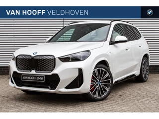 Hoofdafbeelding BMW iX1 BMW iX1 eDrive20 M Sport / Panoramadak / Trekhaak / Sportstoelen / M Adaptief onderstel / Comfort Access / Stoelverwarming / Parking Assistant Plus / Head-Up / Harman Kardon