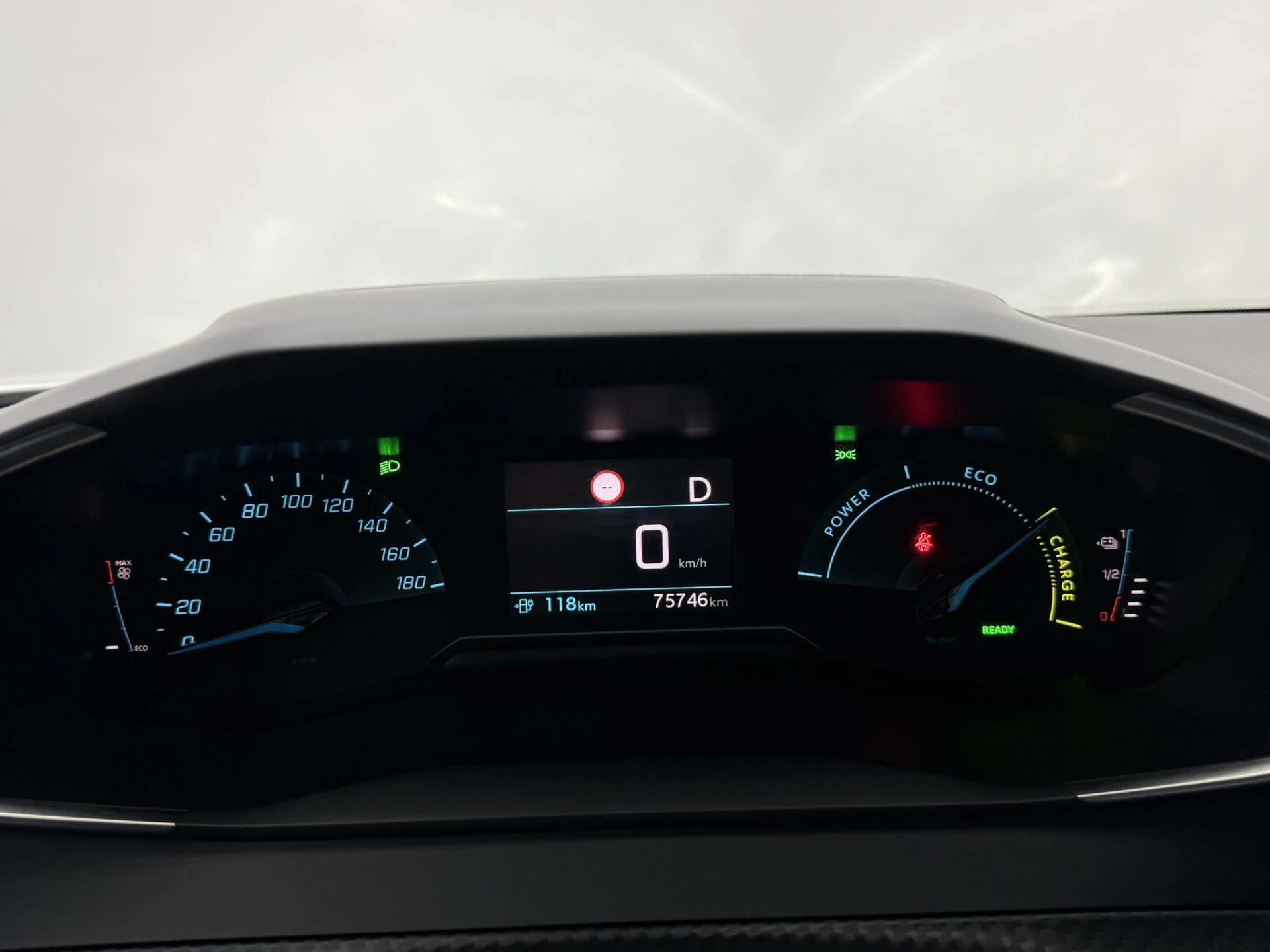 Hoofdafbeelding Peugeot e-2008