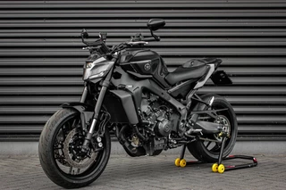 Hoofdafbeelding Yamaha MT 09 Yamaha Tour MT- 09 ABS 119PK 2024 DEMO- MODEL / COMPLETE DOCUMENTATIE / CUSTOM SC EXHAUST / QUICK SHIFT / DIRECT RIJDEN / FULL