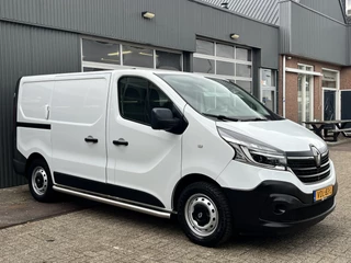 Hoofdafbeelding Renault Trafic Renault Trafic 1.6 dCi L1H1 2x Schuifdeur Kastinrichting Airco Cruise controle Kastinrichting 3-Persoons Telefoonverbinding Parkeersensoren achter Sitebars 1e eigenaar Euro 6 Dealer onderhouden