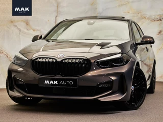 BMW 1-serie 118i M Sport Pro, NL-auto, Sonderlackierung, M stoel, 19", M135i optiek, pano, leder, privacy, dealeroh