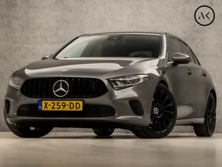 Hoofdafbeelding Mercedes-Benz A-Klasse Mercedes-Benz A-Klasse 180 Solution Sport Automaat (GROOT NAVI, PANAMERICANA GRILL, VIRTUAL COCKPIT, LEDER, SPORTSTOELEN, GETINT GLAS, CRUISE, CAMERA, NIEUWSTAAT)