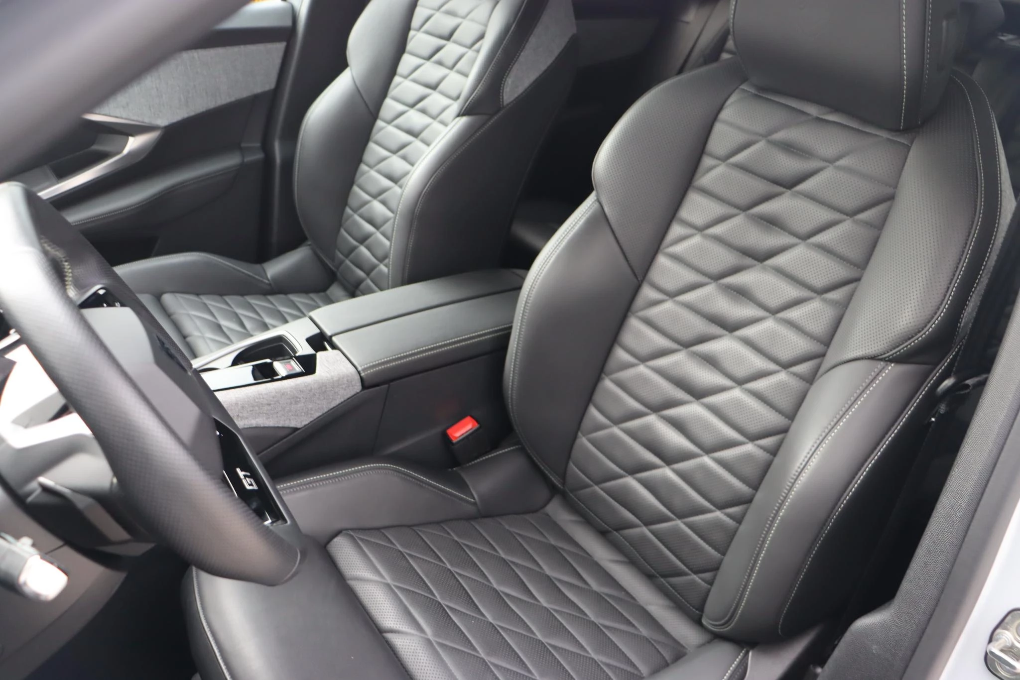 Hoofdafbeelding Peugeot e-3008