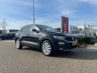 Volkswagen T-Roc 1.0 TSI Style | Adaptive cruise | Trekhaak | Carplay | Elek. Kofferklep | NAVI | All seasonbanden | Elek. bedienbare spiegels + verwarmbaar