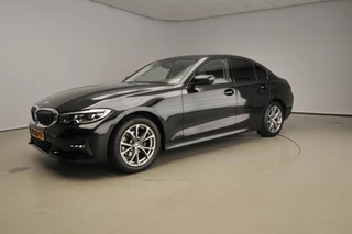 BMW 3 Serie Sedan 318i | LED | Navigatie | trekhaak | Sportstoelen | Shadow line | DAB | Alu 17 inch