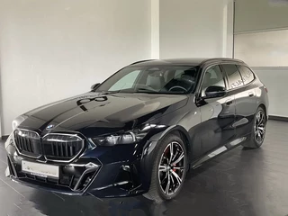 BMW 5 Serie Touring 540d xDrive M-SPORT Pro ** LED, PANORAMA, LEDER, 20-inch LMV, ICONIC GLOW, TREKH ** Ex BMW - € 26.800 onder NP ** ** INFORMEER OOK NAAR ONZE AANTREKKELIJKE FINANCIAL-LEASE TARIEVEN **