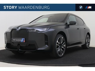 BMW iX xDrive60 M Sport / Panoramadak Sky Lounge / Trekhaak / M Multifunctionele Stoelen / Comfort Access / Parking Assistant Professional / Active Steering