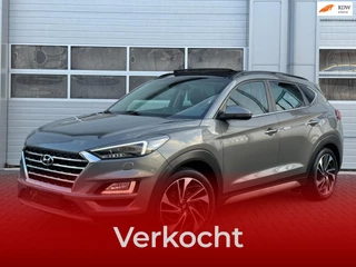 Hoofdafbeelding Hyundai Tucson Hyundai Tucson 1.6 T-GDI Premium Plus / TREKHAAK / CARPLAY / PANO / 360 CAMERA / DODEHOEK / STOELVERKOELING + VERW / ELEK STOELEN