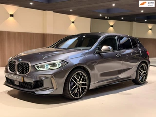 BMW 1-serie M135i xDrive High Executive PANO|M-Sport|HarmanCardon|HUD|Carplay|Stoel&Stuur verwarming|Keyless|Virtual Dash|ACC