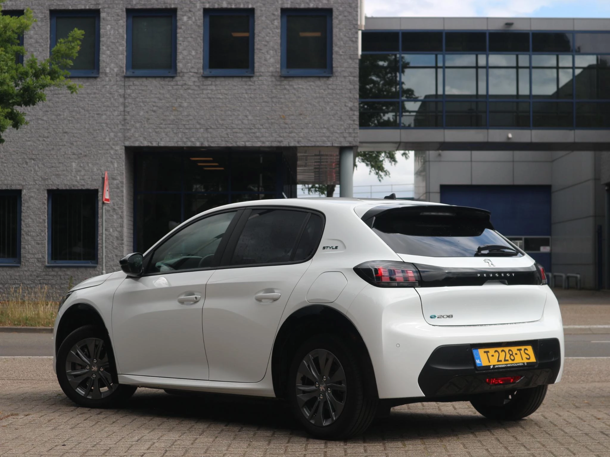 Hoofdafbeelding Peugeot e-208