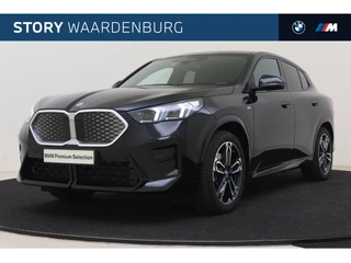 Hoofdafbeelding BMW iX2 BMW iX2 xDrive30 High Executive M Sport / Sportstoelen / Adaptieve LED / M Adaptief onderstel / Head-Up / Parking Assistant Plus / Comfort Access / Stuurverwarming