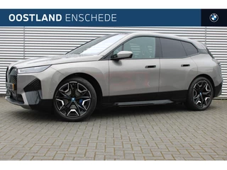 BMW iX xDrive50 High Executive / Sportpakket / Panoramadak Sky Lounge / Trekhaak / Laserlight / Multifunctionele Stoelen / Soft-Close / Active Steering