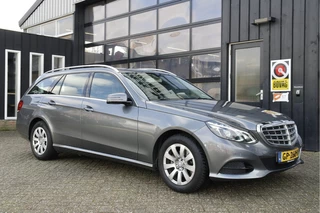 Hoofdafbeelding Mercedes-Benz E-Klasse Mercedes-Benz E-Klasse Estate 200 Ambition | 1e Eigenaar | Dealer Onderhouden | Navi | Cruise | LED | Clima