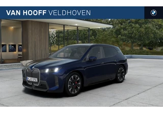 BMW iX xDrive60 M Sport / Panoramadak Sky Lounge / Trekhaak / Parking Assistant Professional / M Multifunctionele Stoelen / Soft-Close / Active Steering