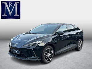 MG MG4 Electric Luxury 64 kWh VAN € 24.900,- VOOR € 22.440,- Uw LENTEVOORDEEL € 2.460,-! | SOH 97% | 20.000KM! | 7 JAAR GARANTIE BIJ MG| SUPER COMPLETE AUTO| RONDOMZICHT CAMERA| STOEL+ STUUR VERWARMING| DODE HOEK