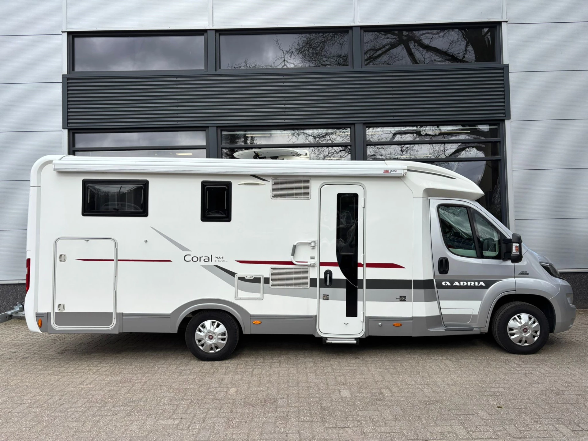 Hoofdafbeelding Adria CORAL S 670SL
