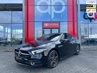 Hoofdafbeelding Mercedes-Benz A-Klasse Mercedes-Benz A-klasse A250e AMG Hybride LED Alcantara Camera Parksens Sfeerverlichting