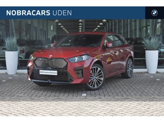 Hoofdafbeelding BMW iX2 BMW iX2 eDrive20 M Sport / Sportstoelen / Adaptieve LED / Adaptief M Onderstel / Parking Assistant / Comfort Access
