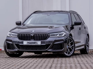 BMW 5 Serie Touring 530e xDrive M-SPORT ** LASER, LEDER, PANORAMA, TREKH, SOPHISTO GRAU ** € 35.000,= onder NP - 1e EIG ** ** INFORMEER OOK NAAR ONZE AANTREKKELIJKE FINANCIAL-LEASE TARIEVEN **