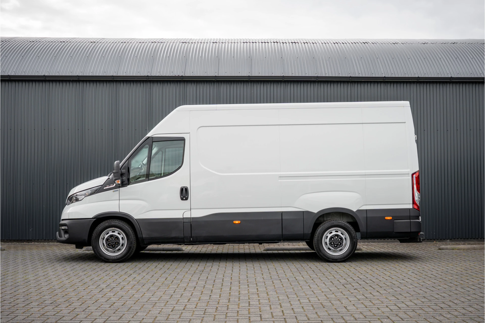 Hoofdafbeelding Iveco 35S18 | 3.0L 180PK | Automaat | NW MODEL | 3.5T Trekgewicht | Camera | Carplay | Climate