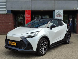 Hoofdafbeelding Toyota C-HR Toyota C-HR 2.0 Plug-in Hybrid 220 Première Edition PANODAK HEAD-UP EL-ACHTERKLEP JBL-AUDIO 19'' LM-VELGEN TREEPLANKEN 360° CAMERA BLIND SPOT NAVI APPLE/ANDROID CLIMA STOEL/STUURVERW
