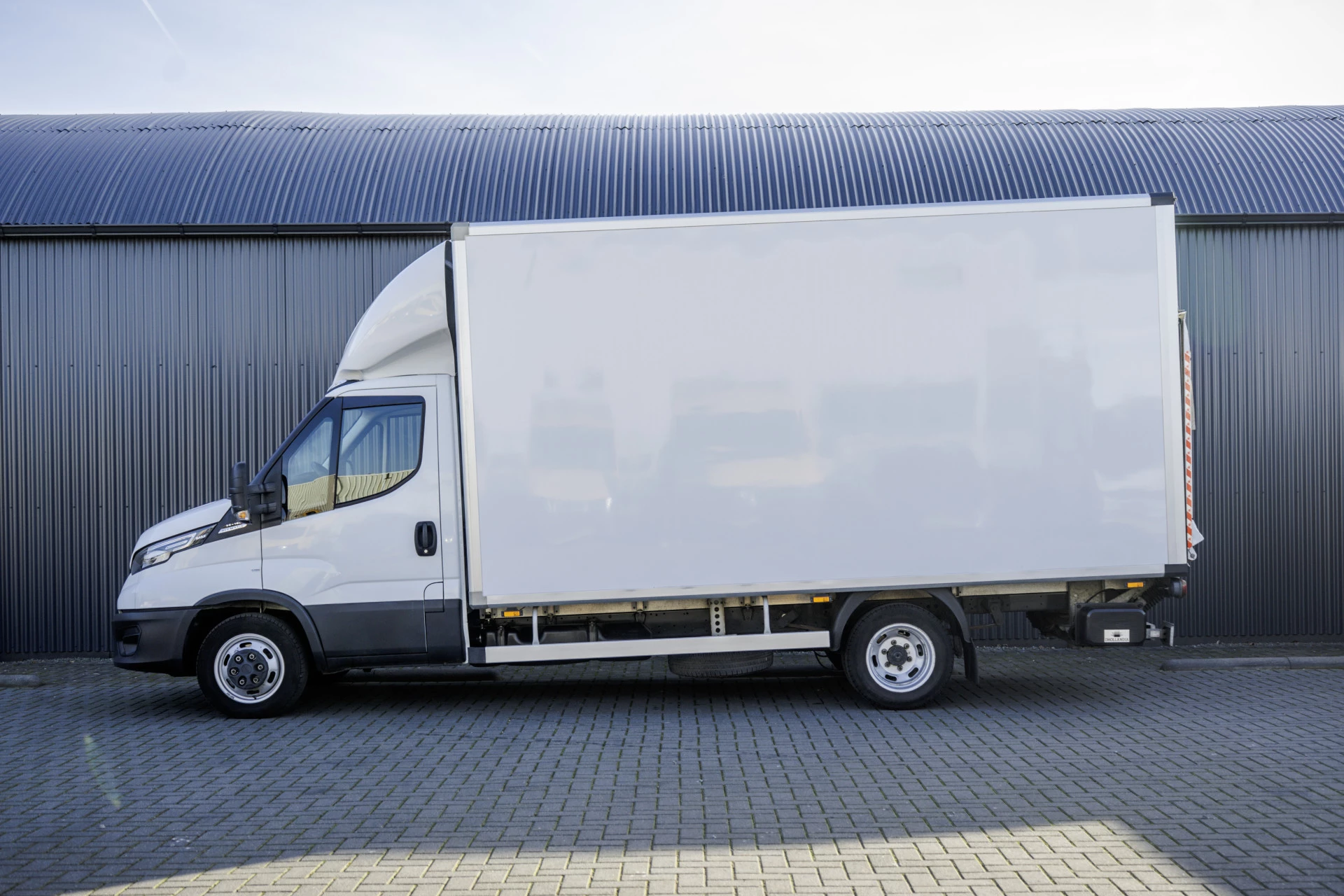 Hoofdafbeelding Iveco 35C16 | 3.0L |  Bakwagen met Laadklep | N1 | Automaat | Cruise | Navi |  3-Zits