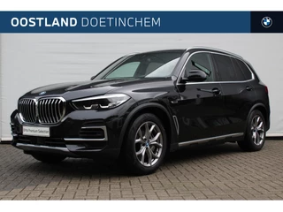 Hoofdafbeelding BMW X5 BMW X5 xDrive45e High Executive xLine Automaat / Panoramadak / Trekhaak / Sportstoelen / Achteruitrijcamera / Active Cruise Control / Adaptief onderstel