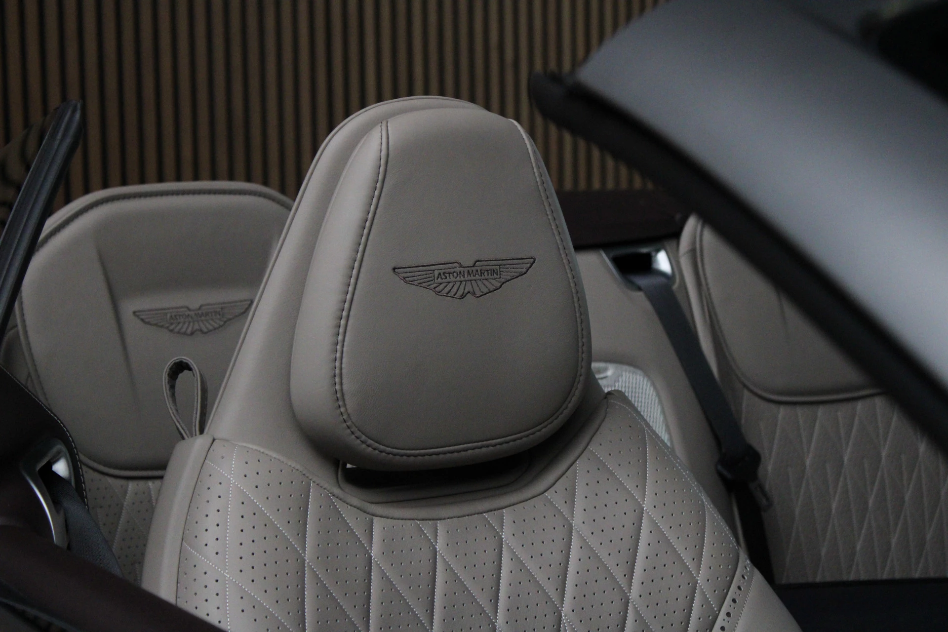Hoofdafbeelding Aston Martin V8 Volante
