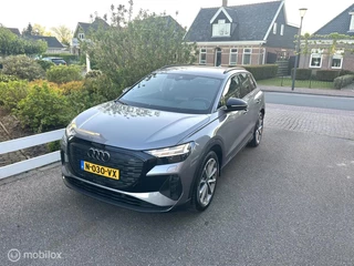 Audi Q4 e-tron 40 S edition 77 kWh SOH 96% ACHTERUITRIJ CAMERA SPORTSTOELEN SFEER VERLICHTING WEGKLAPBARE TREKHAAK ZEER MOOIE AUTO!!