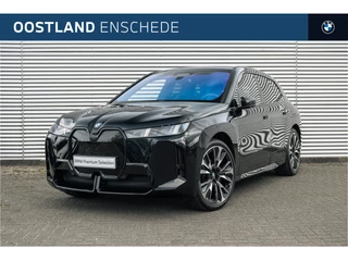 BMW iX xDrive60 M Sport / Panoramadak Sky Lounge / Trekhaak / M Multifunctionele Stoelen / Parking Assistant Professional / Active Steering / Soft-Close
