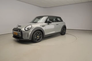 Mini 3-deurs Cooper SE Sportstoelen / Climate / Cruise / PDC / LED / Navigatie / Alu wielen black