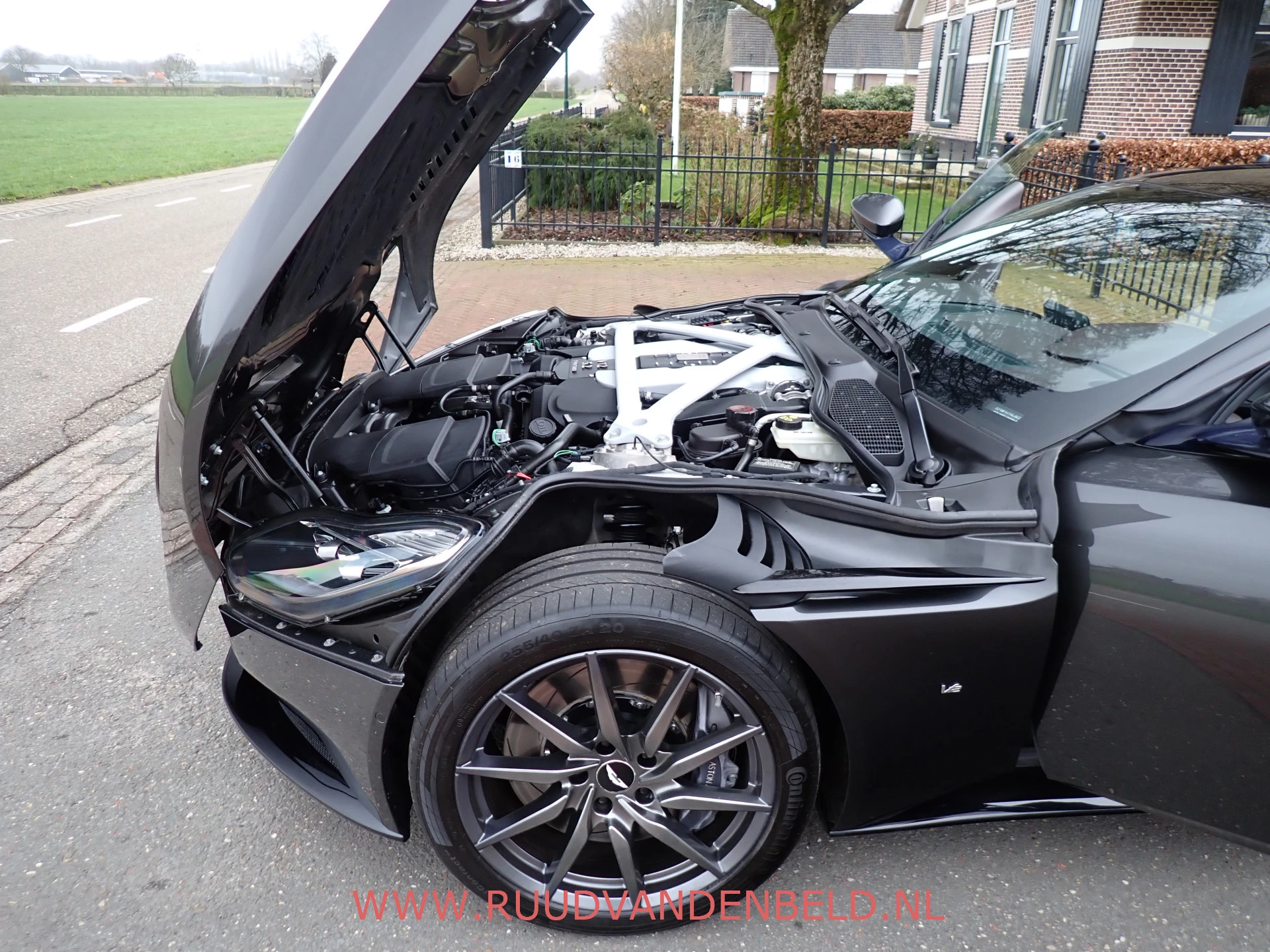 Hoofdafbeelding Aston Martin DB11