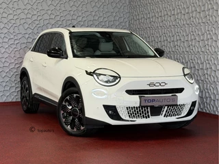 Fiat 600 1.2 HYBRID 2025 LA PRIMA LEER MASSAGE ELEK.STOEL CAMERA STOELVERW. ELEK.KLEP 18''LMV CARPLAY ADAP.CRUISE ✅ Top Auto Fiat Wijchen , 30 Jaar ervaring in Fiat , Wij leveren de : Icon / La Prima / Pop / Sport . Urban / Benzine / Hybrid . Met Fabrieksgarantie ✅  