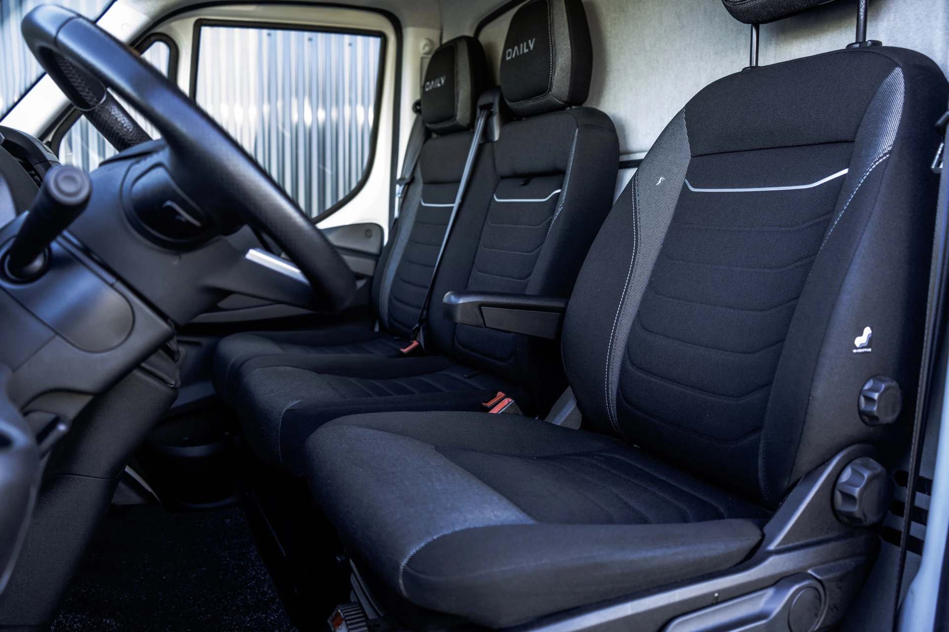 Hoofdafbeelding Iveco 35C16 | 3.0L |  Bakwagen met Laadklep | N1 | Automaat | Cruise | Navi |  3-Zits