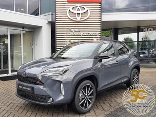 Hoofdafbeelding Toyota Yaris Cross Toyota Yaris Cross 1.5 Hybrid 130 GR SPORT NIEUW DIRECT LEVERBAAR PANODAK JBL-AUDIO HEAD-UP PARK-SENSOREN BLIND SPOT NAVI