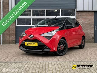 Toyota Aygo 1.0 VVT-i x-play Bi-tone Carplay Camera Lichtmetaal 5 Deurs