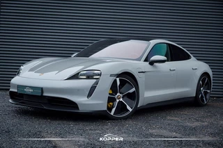 Hoofdafbeelding Porsche Taycan Porsche Taycan 79 kWh / Krijt / Pano / Stoelverwarming + Koeling / Warmtepomp / Luchtvering