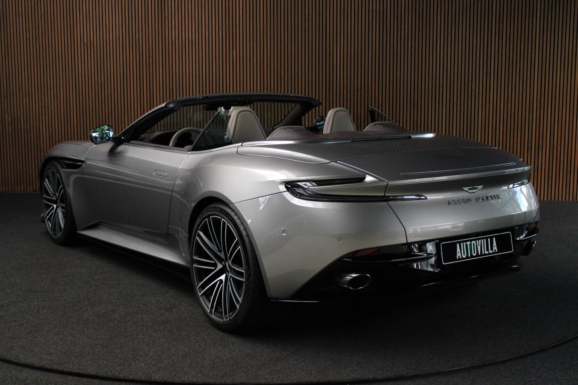 Hoofdafbeelding Aston Martin V8 Volante