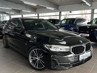 BMW 5 Serie Touring 530e ** LED, NAVI+, LEDER, PANORAMA, ADAPT. CRUISE, SHADOW-LINE, 19-INCH LMV ** 1e EIG - UNFALLFREI ** ** INFORMEER OOK NAAR ONZE AANTREKKELIJKE FINANCIAL-LEASE TARIEVEN **