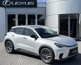 Hoofdafbeelding Lexus LBX Lexus LBX 2WD STOELVERW STUURVERW PARK-SENSOR BLIND-SPOT CARPLAY LENDESTEUN