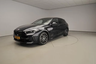 BMW 1 Serie 5-Deurs 118i | Handbak !! | M-Sportpakket | LED | Leder | Navigatie | M-Zetels | Stoelverwarming | DAB | Hifi speakers | Alu 19 inch