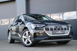 Hoofdafbeelding Audi e-tron Audi e-tron 55 quattro Business edition Plus 95 kWh Luchtvering AppleCarplay Lmv Chroom