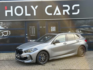 Hoofdafbeelding BMW 1 Serie BMW 1-serie M135i xDrive | PANO | KUIPSTOELEN | HUD | CARPLAY | SFEERVERLICHTING |