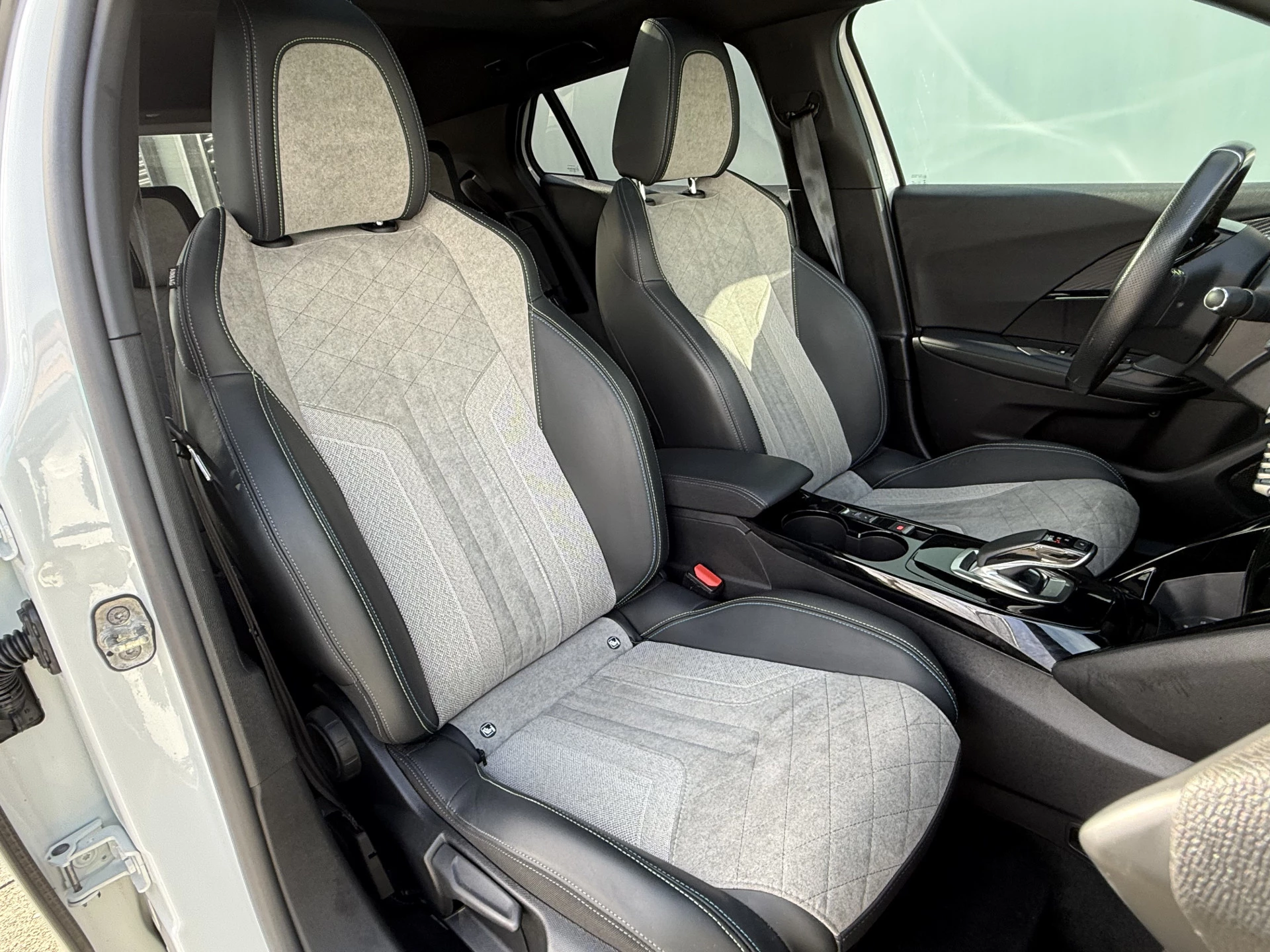 Hoofdafbeelding Peugeot e-2008