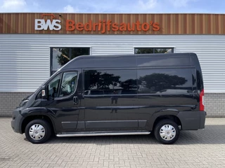 Peugeot Boxer 330 2.0 BlueHDI 130pk L2H2 Premium Pack DC 6 persoons / vaste prijs rijklaar € 16.950 ex btw / lease vanaf € / zwart metallic / airco / cruise / navigatie / trekhaak / camera / euro 6