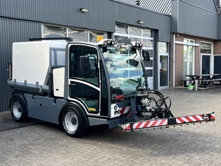 Hoofdafbeelding boschung P4T boschung P4T Pony Werktuigdrager Stratenreinigingmachine  Hogedrukspuit Kipper Hoge Reiniger Terrasreiniger Watertank  Vierwielbesturing