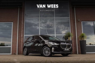 BMW 2-serie Active Tourer 230e xDrive Luxury Line | 1e eigenaar | BTW auto | Driving Assistant | Harman Kardon | 360 camera | Panoramadak | Head-up | M-sportstuur | Keyless entry
