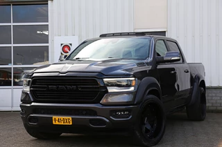 Dodge Ram 1500 5.7 V8 4x4 Crew Cab 5'7 Sport Night Edition Wide Body*Sportuitlaat/Pano/Trekhaak/LED/Apple Carplay-Android/Leder/Stoelverw./Stuurverw./Stoelkoeling/Treeplanken/Keyless Entry+Go/Camera/Parkeersens.V+A/22 inch LM*