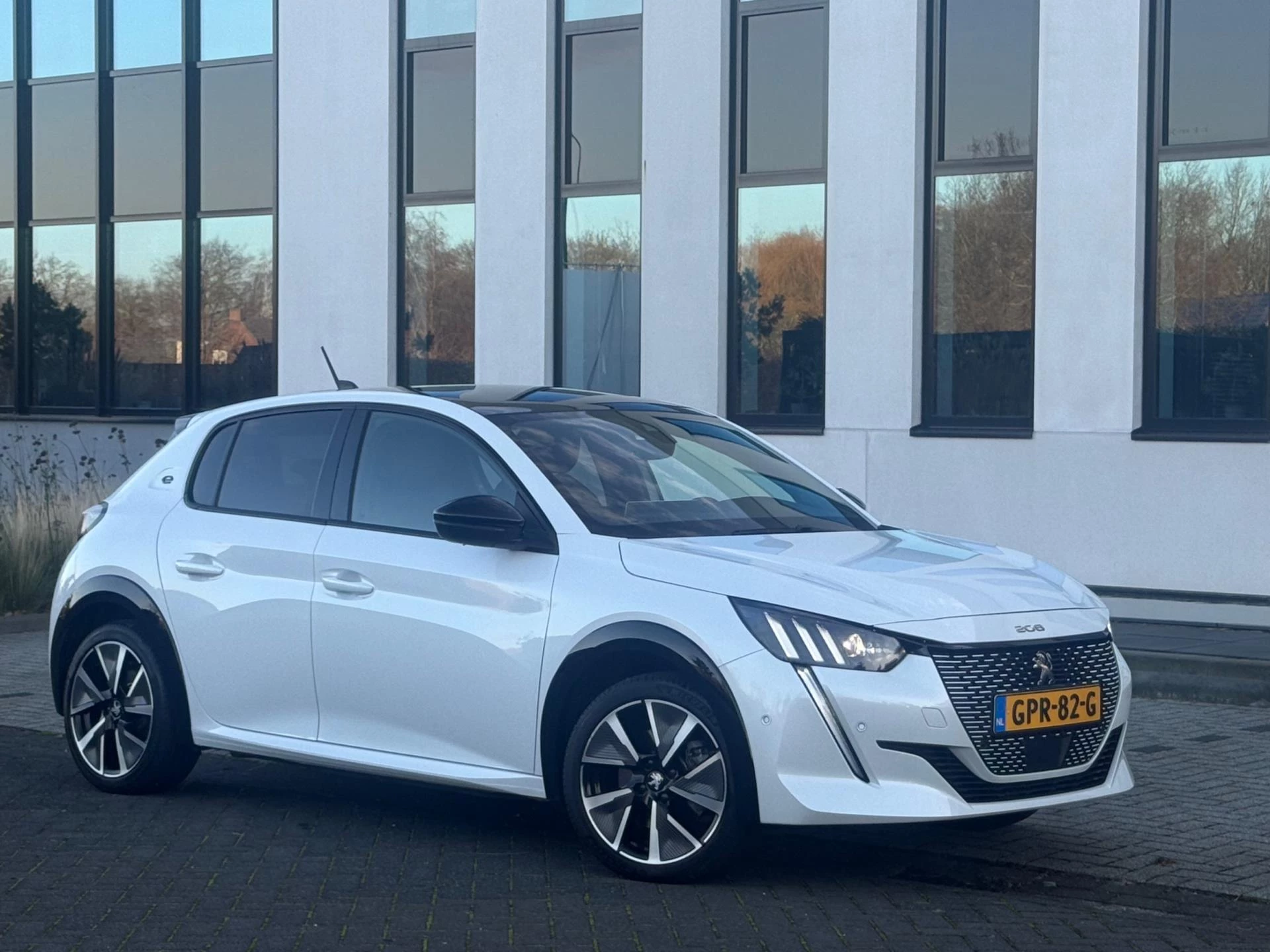 Hoofdafbeelding Peugeot e-208